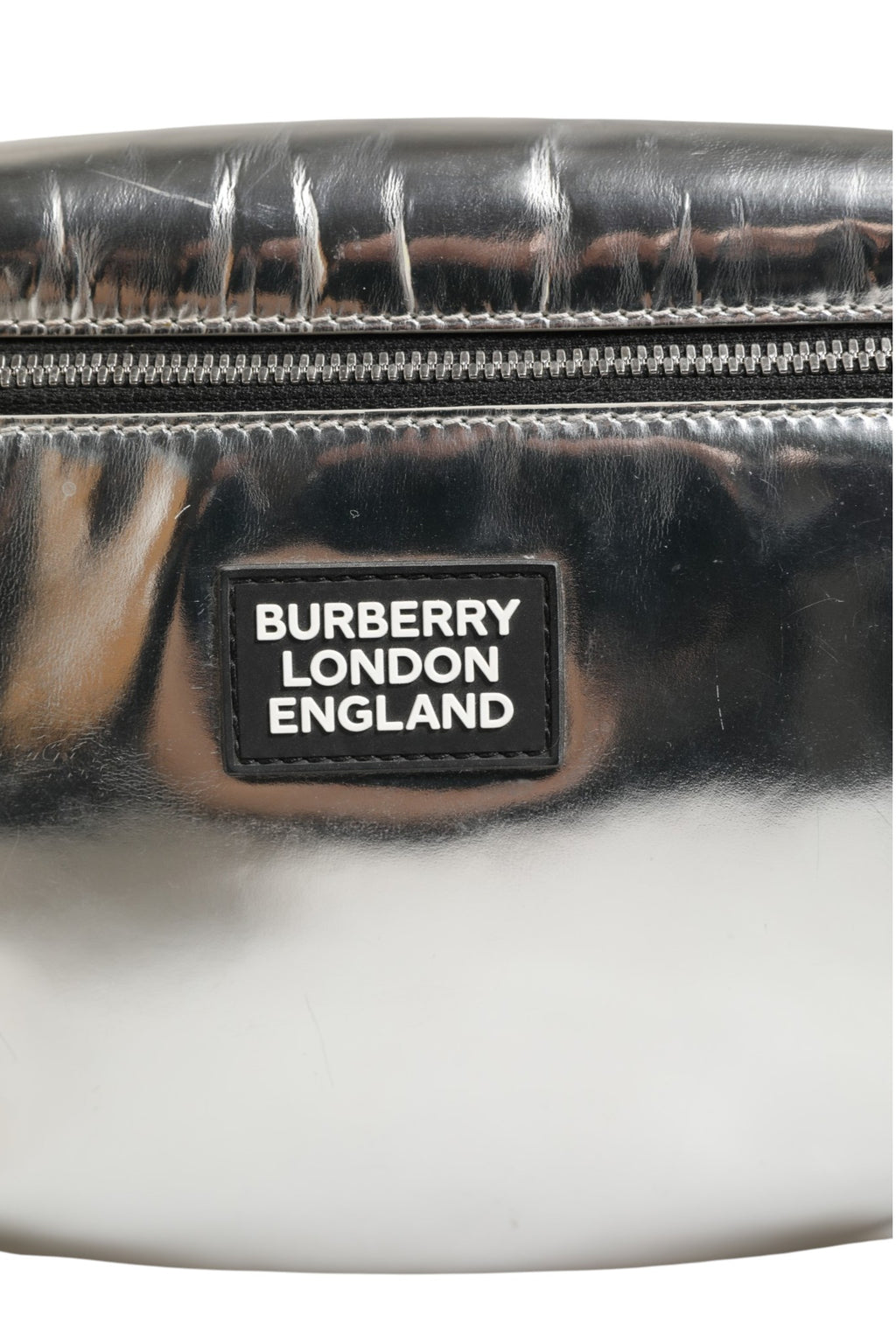Sac banane Burberry en synthétique argenté avec boucle, porté sur une personne, vue de face.