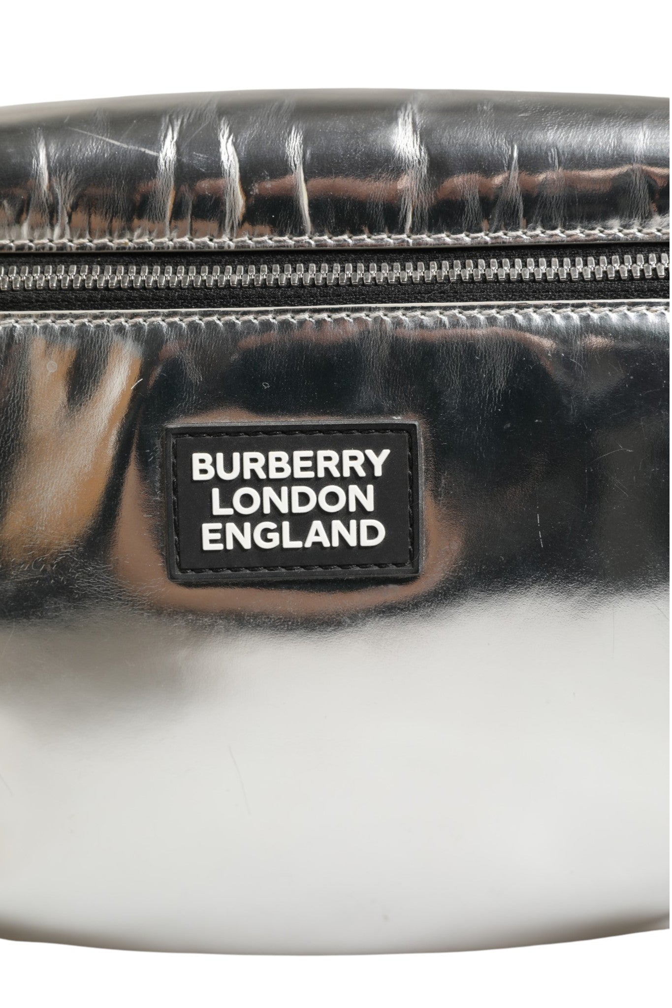 Sac banane Burberry en synthétique argenté avec boucle, porté sur une personne, vue de face.