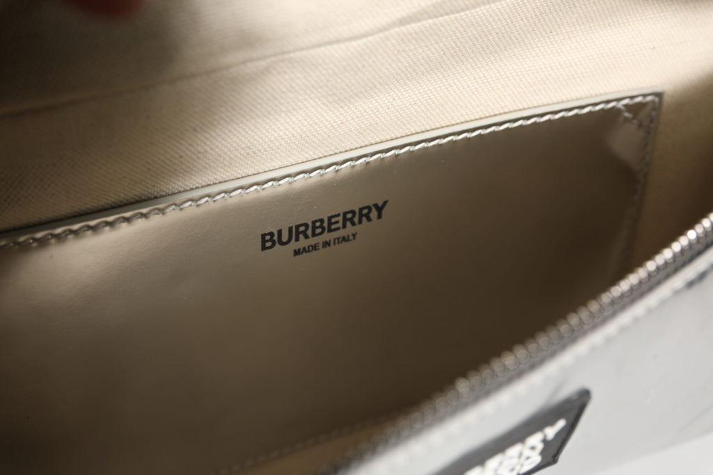 Sac banane Burberry en synthétique argenté avec boucle, design élégant et moderne, idéal pour un look tendance.