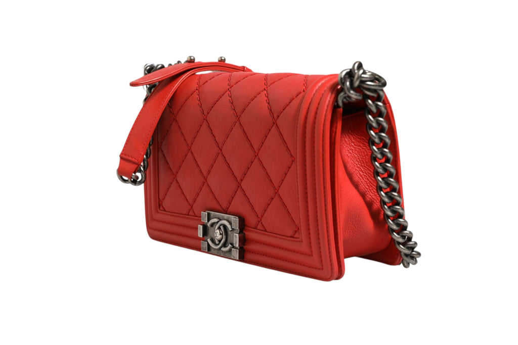 Chanel Rote Diamond Stitch Kalbsleder New Medium Boy Bag