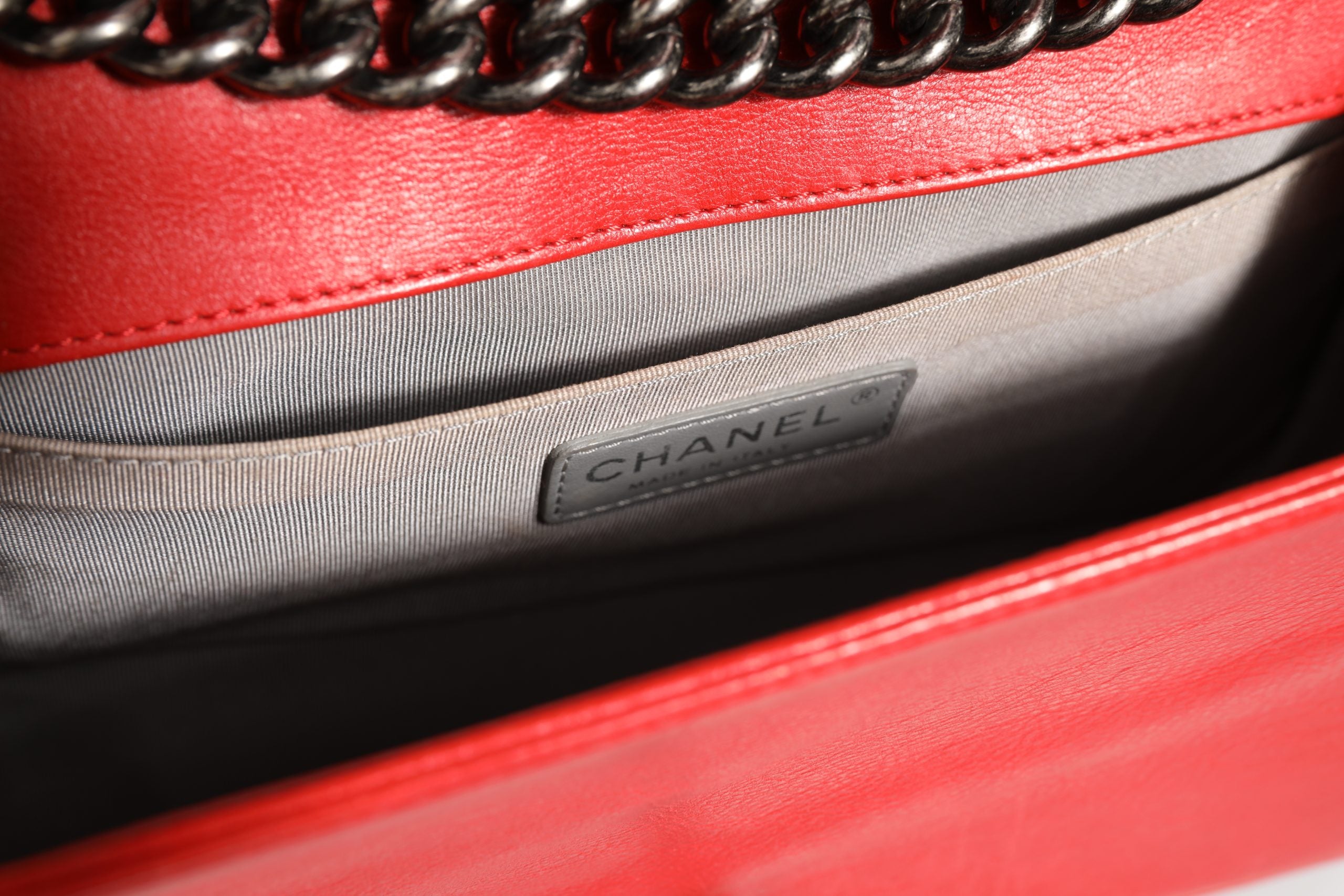 Chanel Rote Diamond Stitch Kalbsleder New Medium Boy Bag