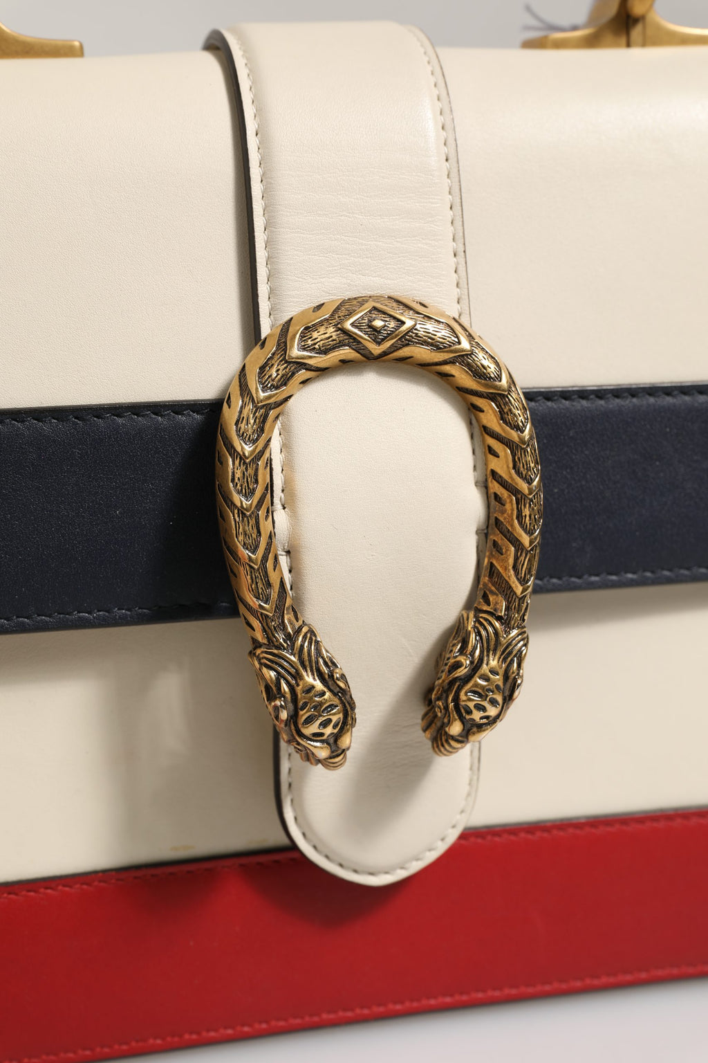 Sac à main Gucci Dionysus en cuir colorblock avec poignée en bambou, design élégant et sophistiqué.