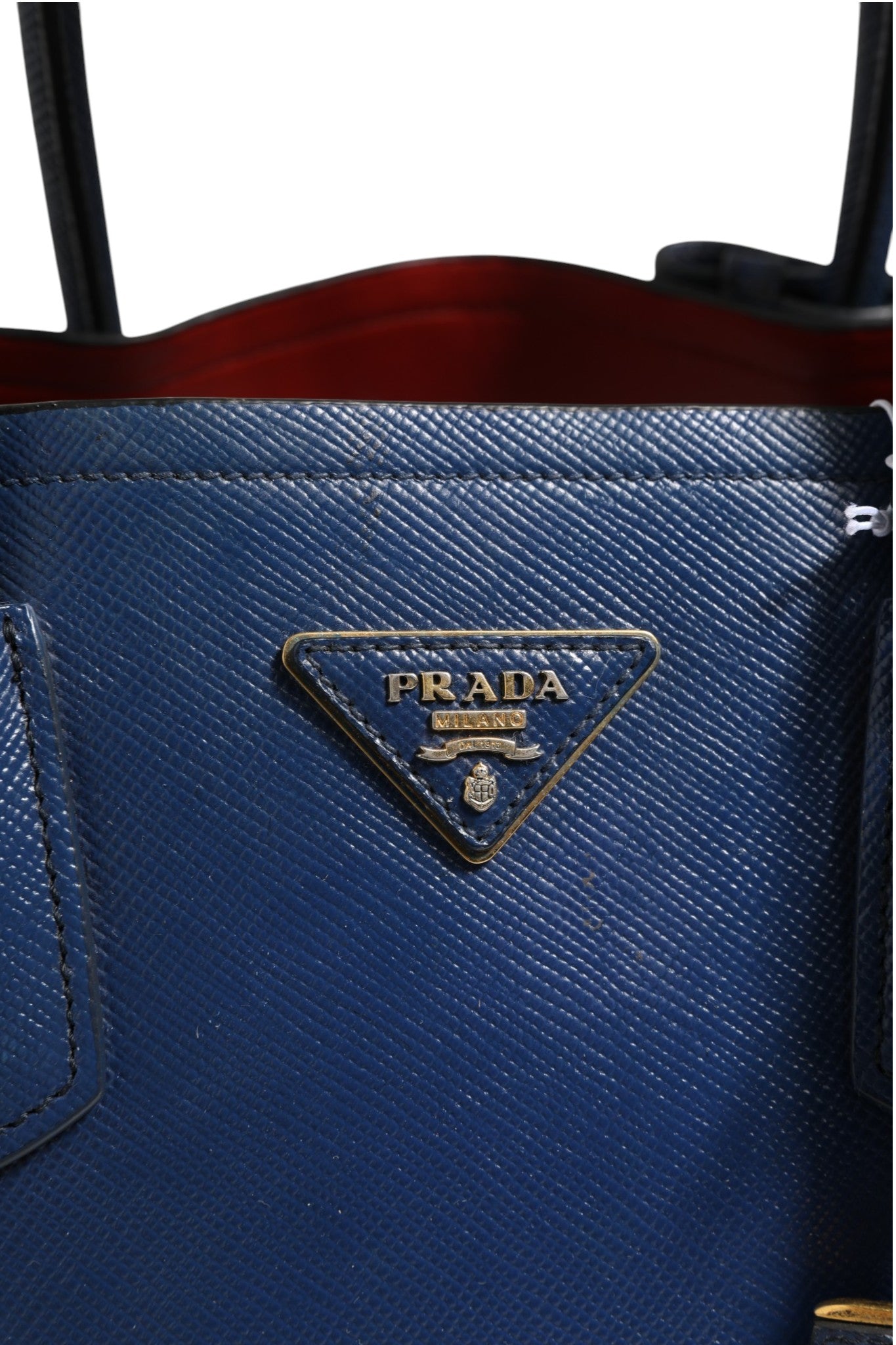 Sac à main Prada en cuir saffiano bleu, sac à deux poignées et bandoulière, élégant et sophistiqué.