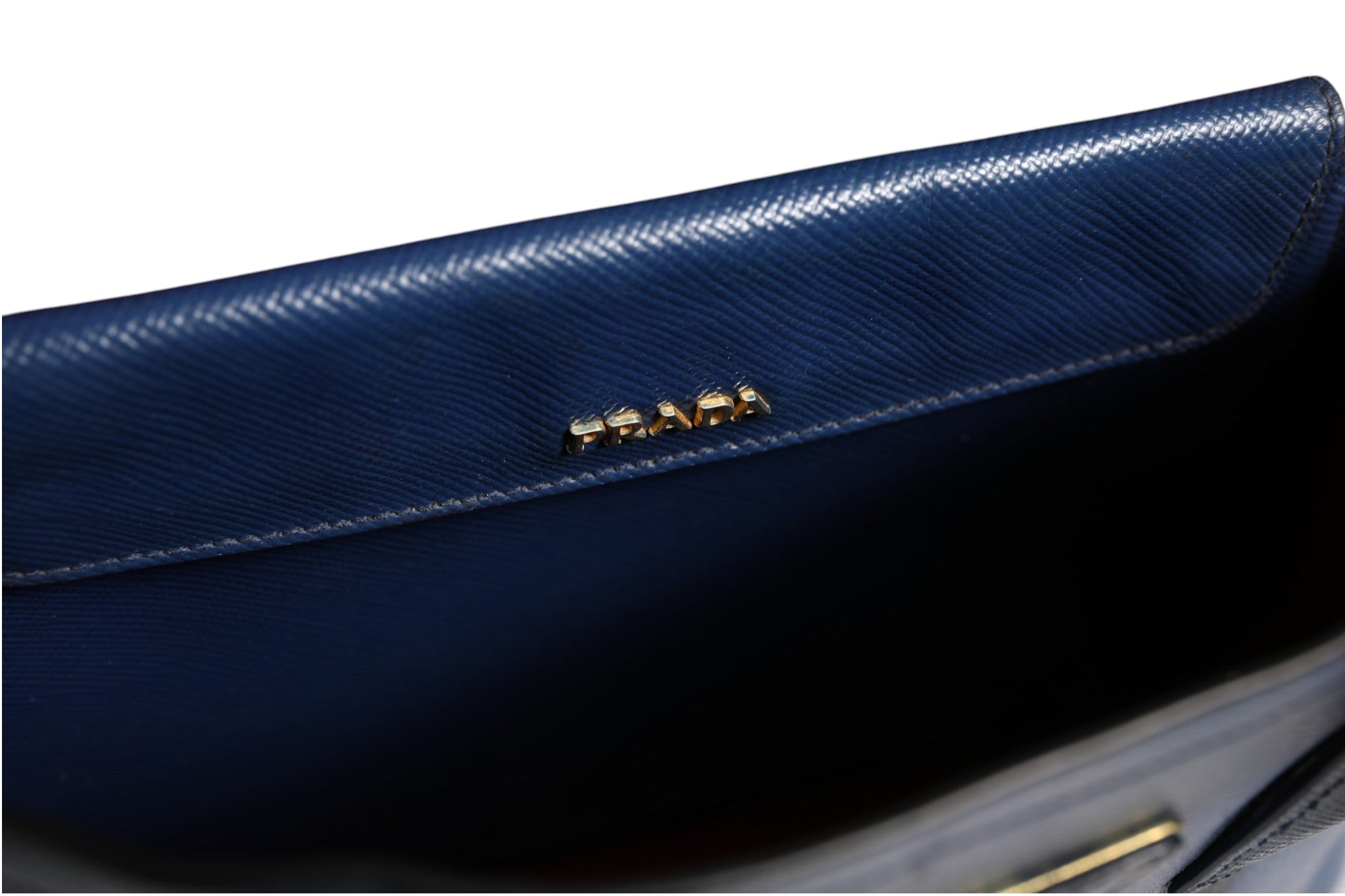 Sac à main Prada en cuir Saffiano bleu, sac à deux poignées et bandoulière, design élégant et sophistiqué.