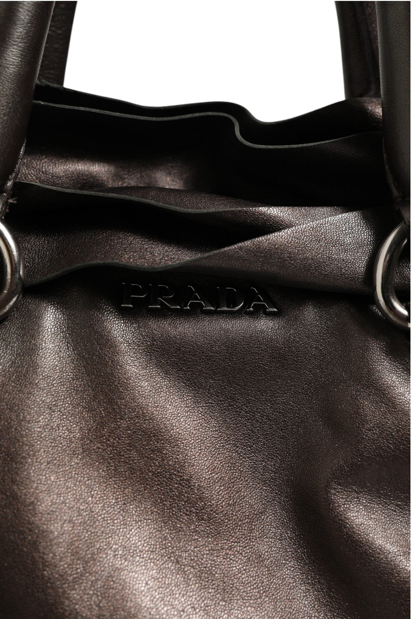 Sac à main Prada en cuir nappa métallique avec volants, sac à épaule élégant et tendance.