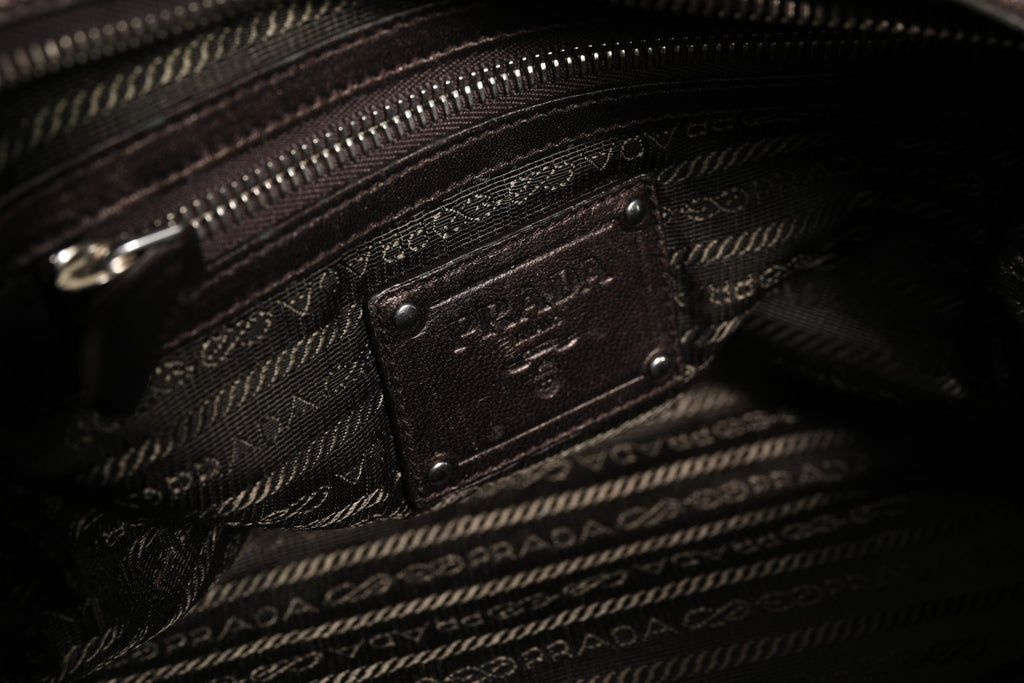 Sac à main Prada en cuir nappa métallique avec volants, sac à épaule élégant et tendance.
