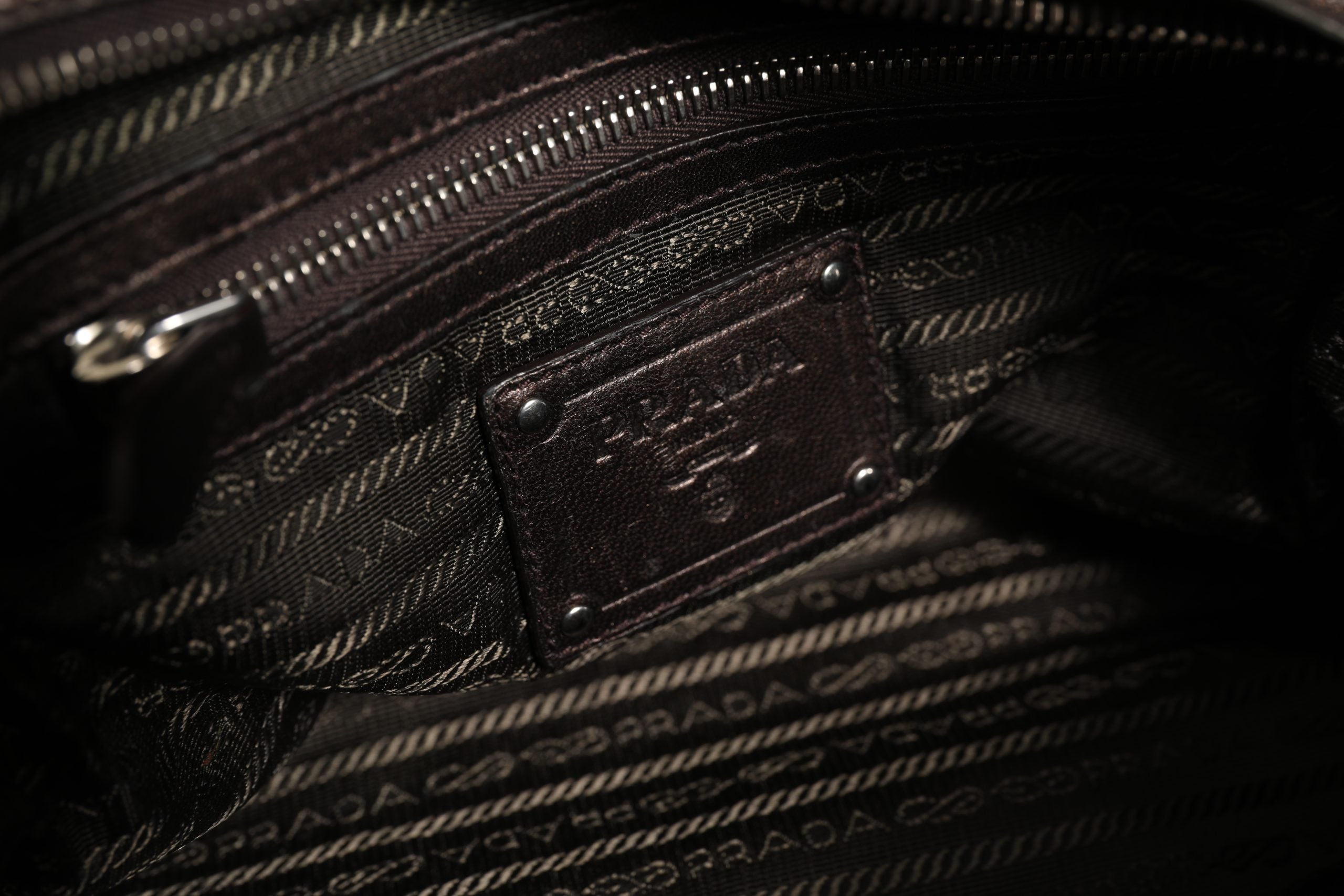Sac à main Prada en cuir nappa métallique avec volants, sac à épaule élégant et tendance.