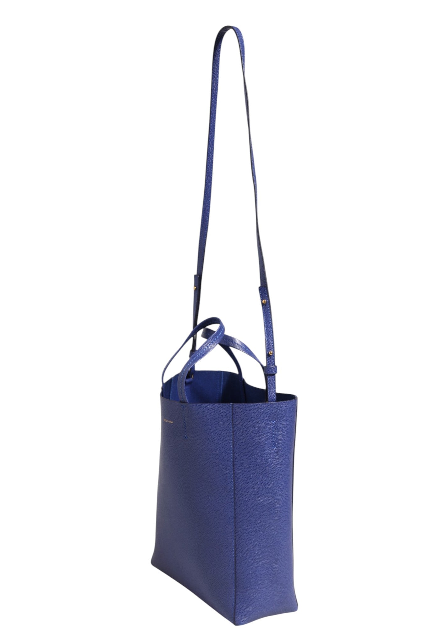 Sac cabas Céline bleu avec détails dorés, grand format, en cuir, porté ou posé sur une surface.