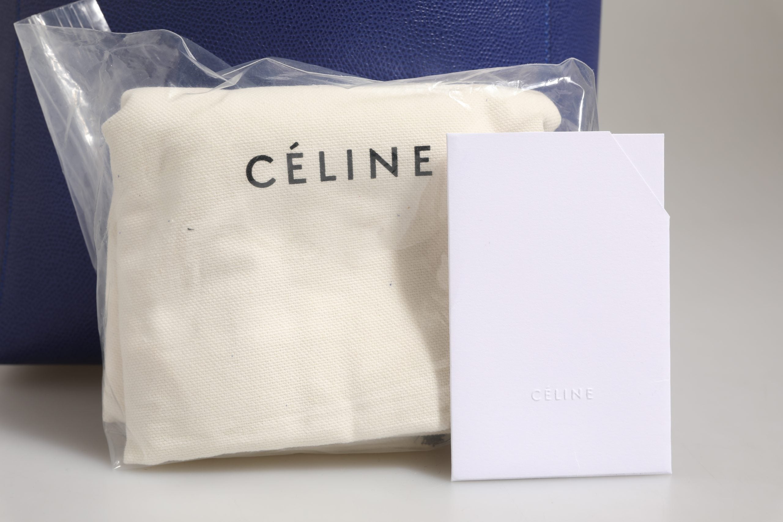 Sac cabas Celine bleu avec détails dorés, en cuir élégant, visible sur l'image.
