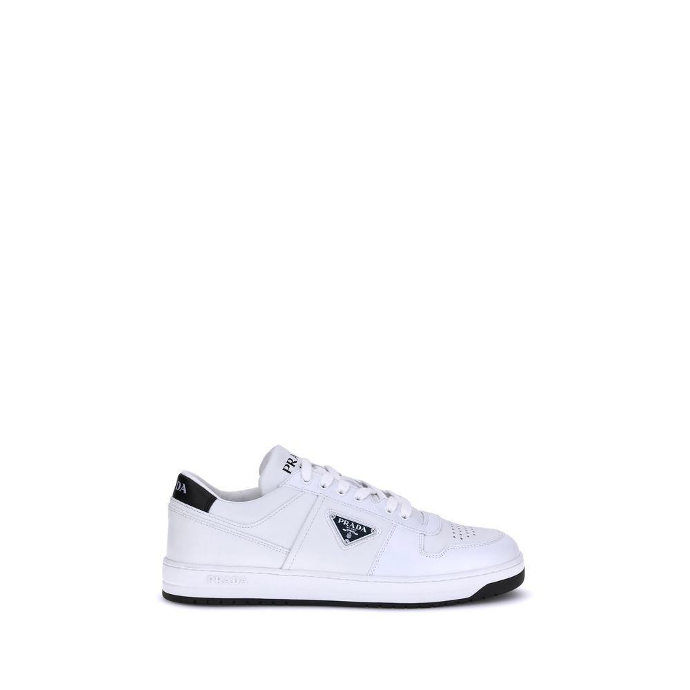 Chaussures basses Prada Bos Taurus en cuir de veau blanc, sneakers élégants en style décontracté.