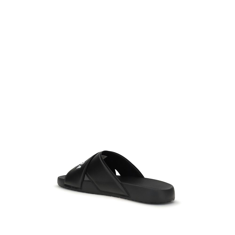 Sandales en caoutchouc noires de Balenciaga, style décontracté et moderne, visibles sur la semelle et le dessus du pied.