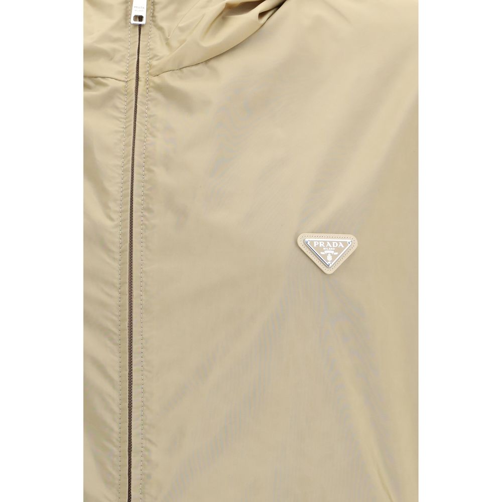 Veste Prada beige en polyamide recyclé, coupe-vent et légère, avec fermeture zippée et col montant.