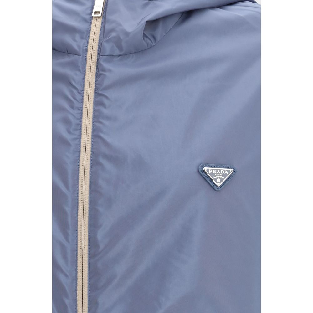 Veste Prada beige en polyamide recyclé, coupe classique avec fermeture éclair et col montant, vue de face.
