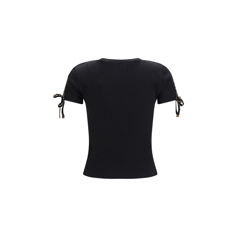 T-shirt noir en coton de Burberry, coupe classique avec logo discret, porté sur mannequin blanc.