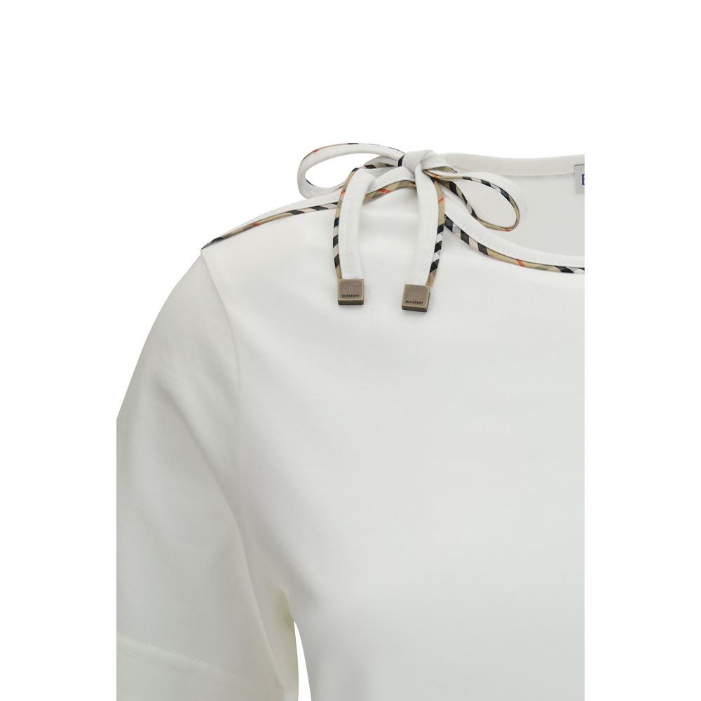 T-shirt blanc en coton de la marque Burberry, coupe classique avec logo discret en relief, porté sur un mannequin.