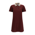Robe décontractée en coton bordeaux de Burberry, coupe élégante et confortable pour un style casual.