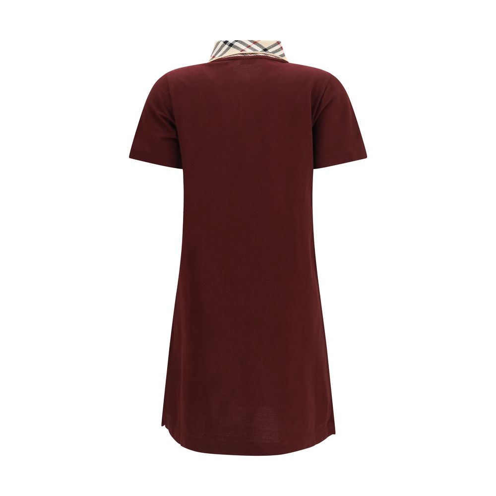 Robe décontractée en coton bordeaux de Burberry, style casual avec coupe élégante, visible sur l'image.