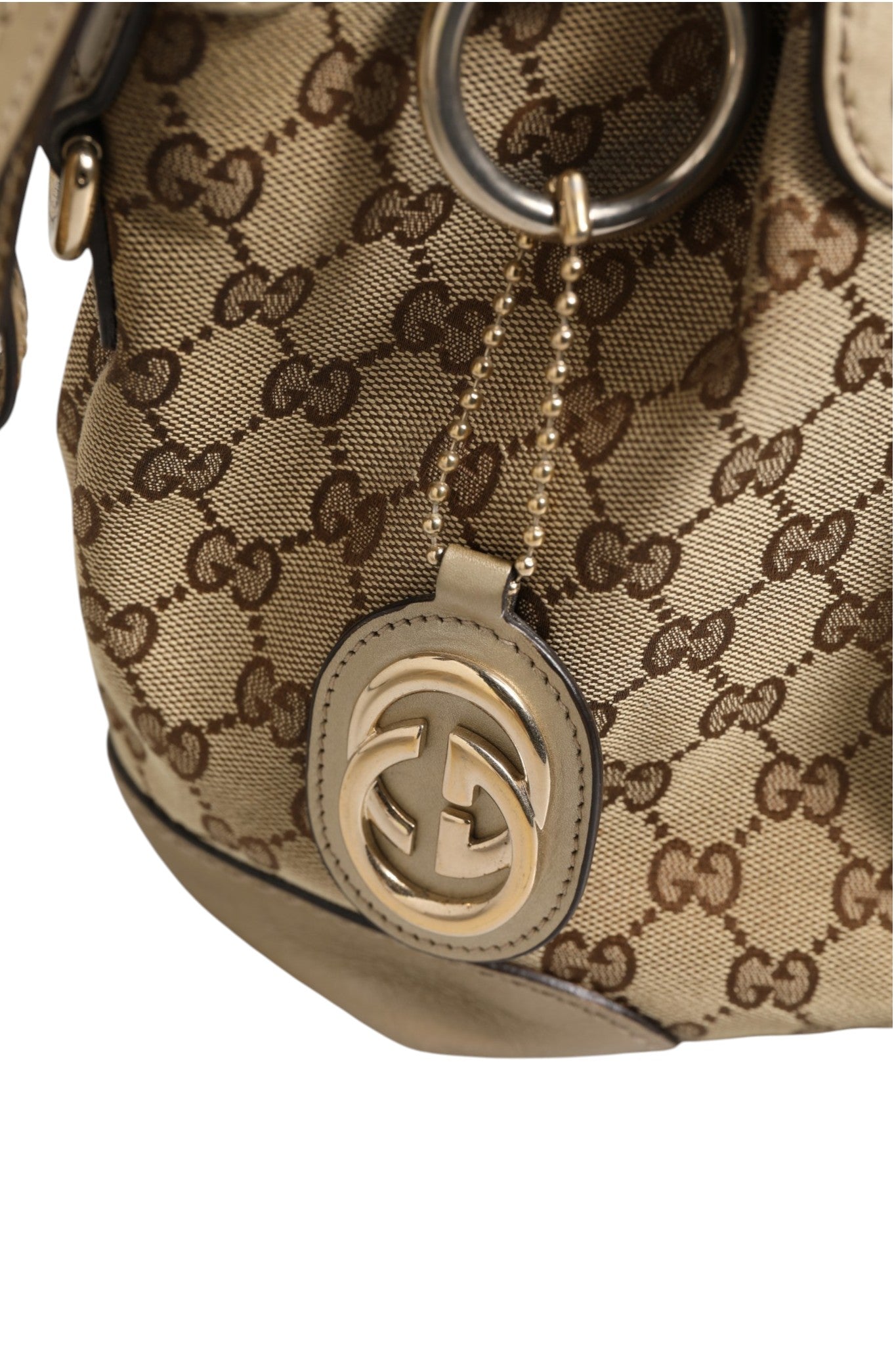 Sac Gucci Sukey en toile canvas, sac à main 2 façons avec logo Gucci visible, idéal pour un style élégant et pratique.