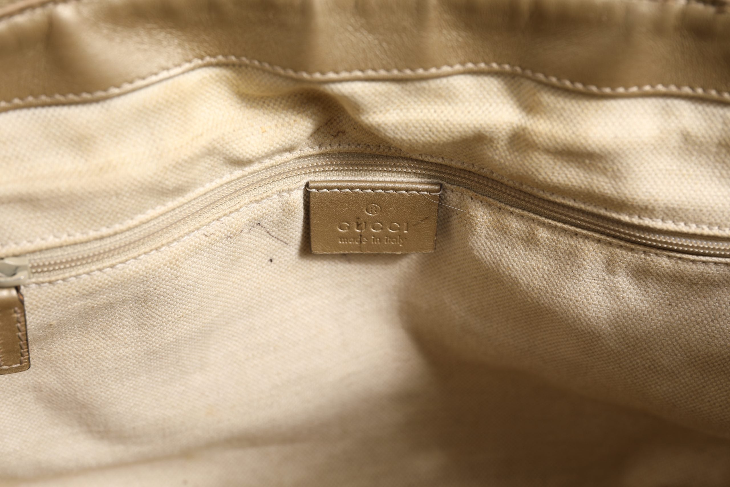 Sac à main Gucci Sukey en toile, sac 2 en 1 avec bandoulière, logo Gucci visible, élégant et pratique.