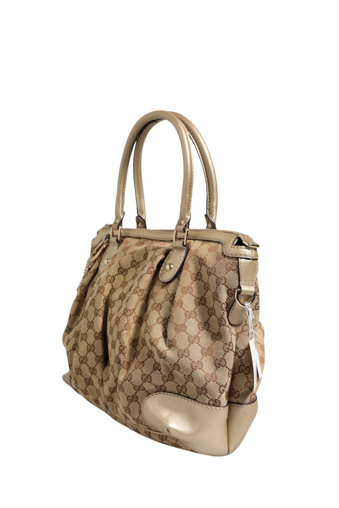 Sac à main Gucci Canvas Sukey Satchel en toile avec détails en cuir, porté sur l'épaule, style élégant et moderne.