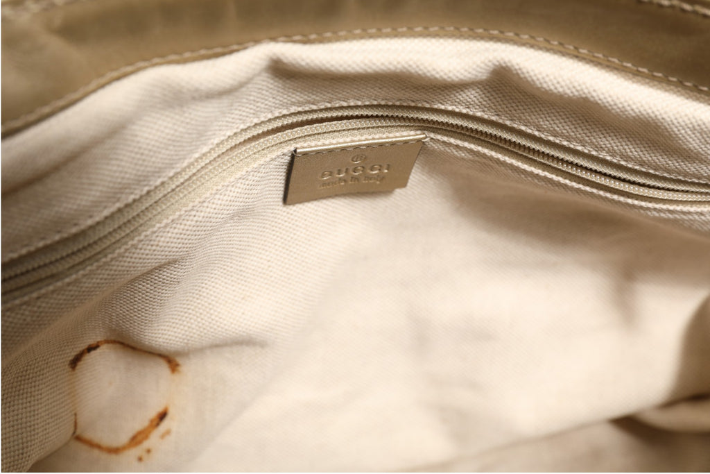 Sac Gucci Sukey en toile avec logo Gucci, bandoulière en cuir et détails en métal, style élégant et pratique.