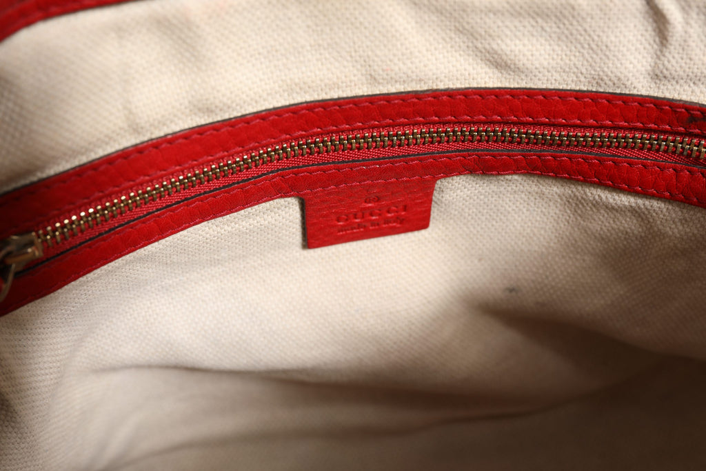 Sac Gucci Soho en cuir petit modèle, sac à main compact et élégant avec bandoulière amovible et logo Gucci visible.