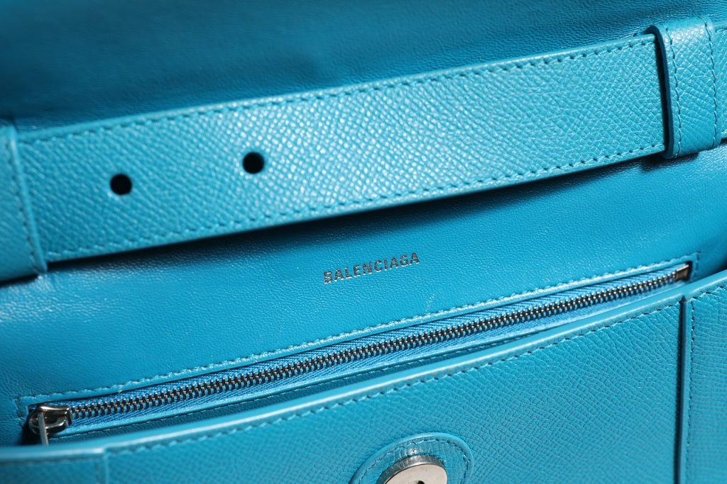 Sac à bandoulière en cuir de veau Balenciaga S Downtown Blue, avec design élégant et détails modernes.