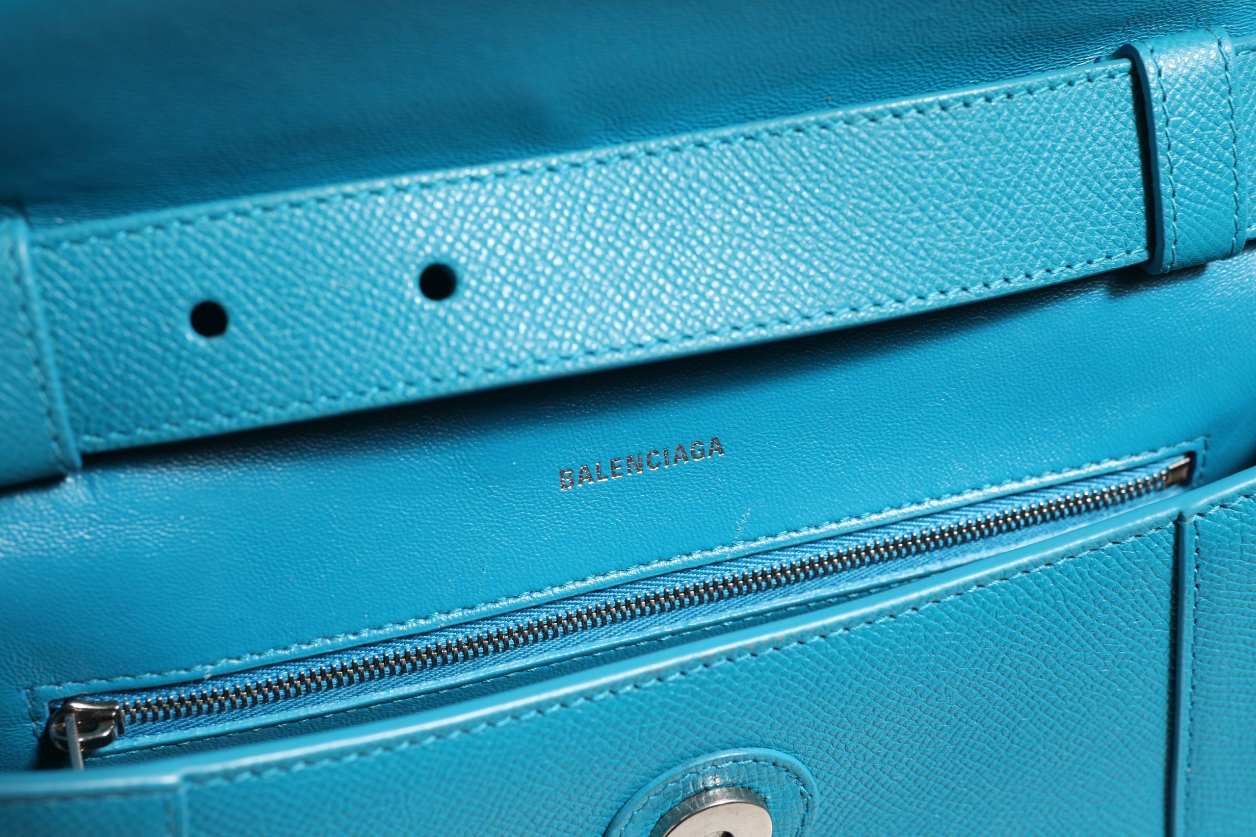 Sac à bandoulière en cuir de veau Balenciaga S Downtown Blue, avec design élégant et détails modernes.
