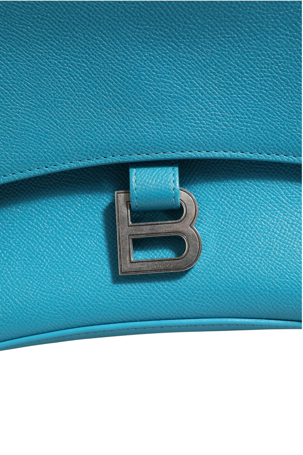 Sac à bandoulière en cuir de veau bleu Downtown S de Balenciaga, vue détaillée du sac avec chaîne en métal et logo.