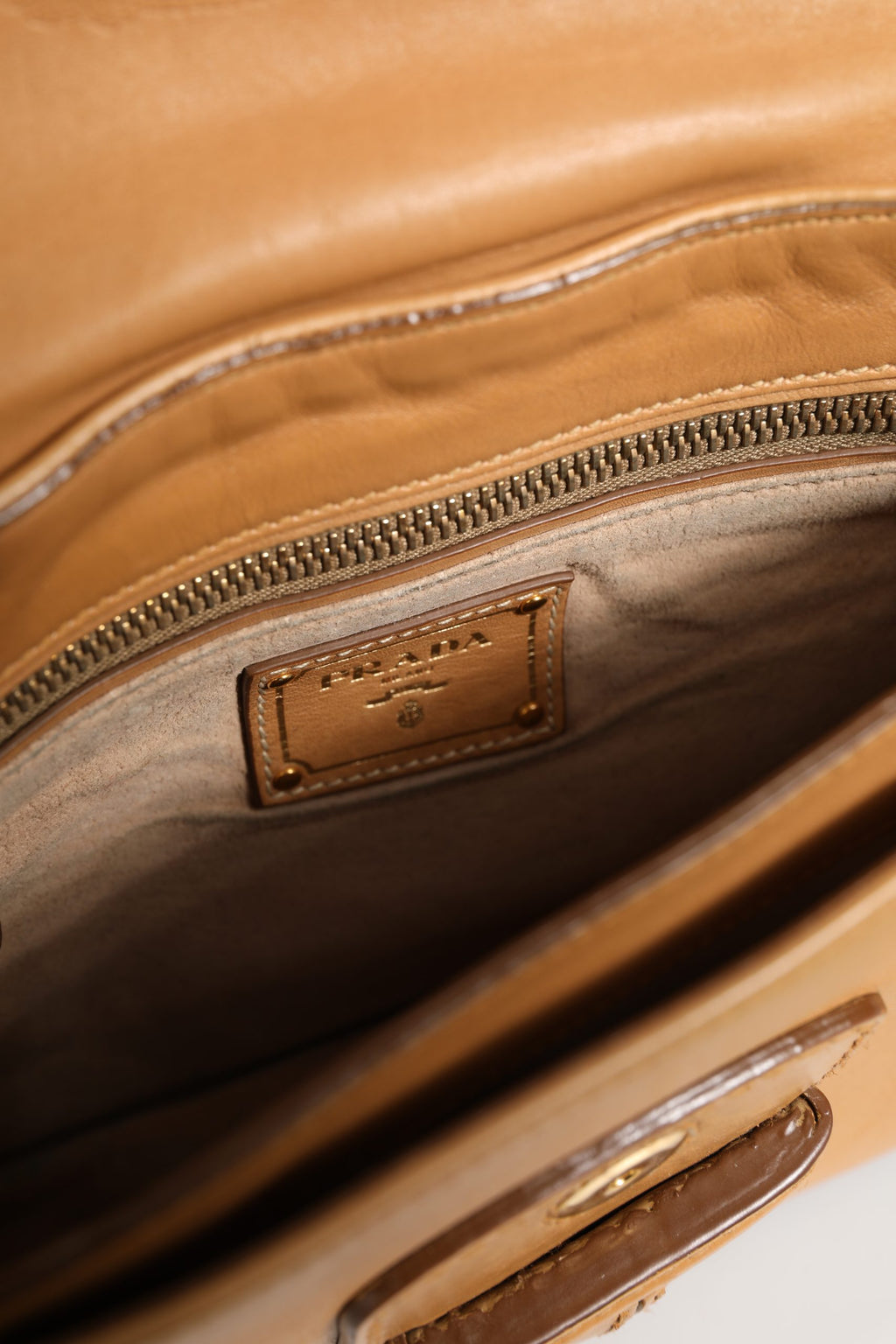 Prada Sidonie Schultertasche aus beigem genarbtem Leder