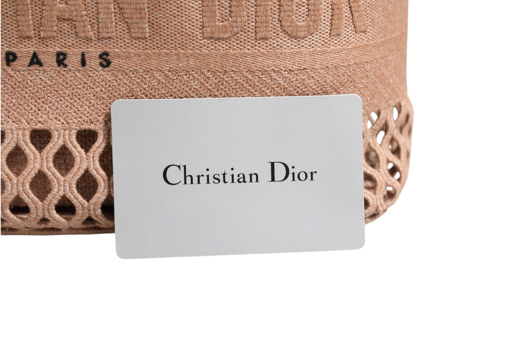 Étui de voyage Dior en mesh brodé de Christian Dior, élégant et compact, parfait pour ranger accessoires de beauté.