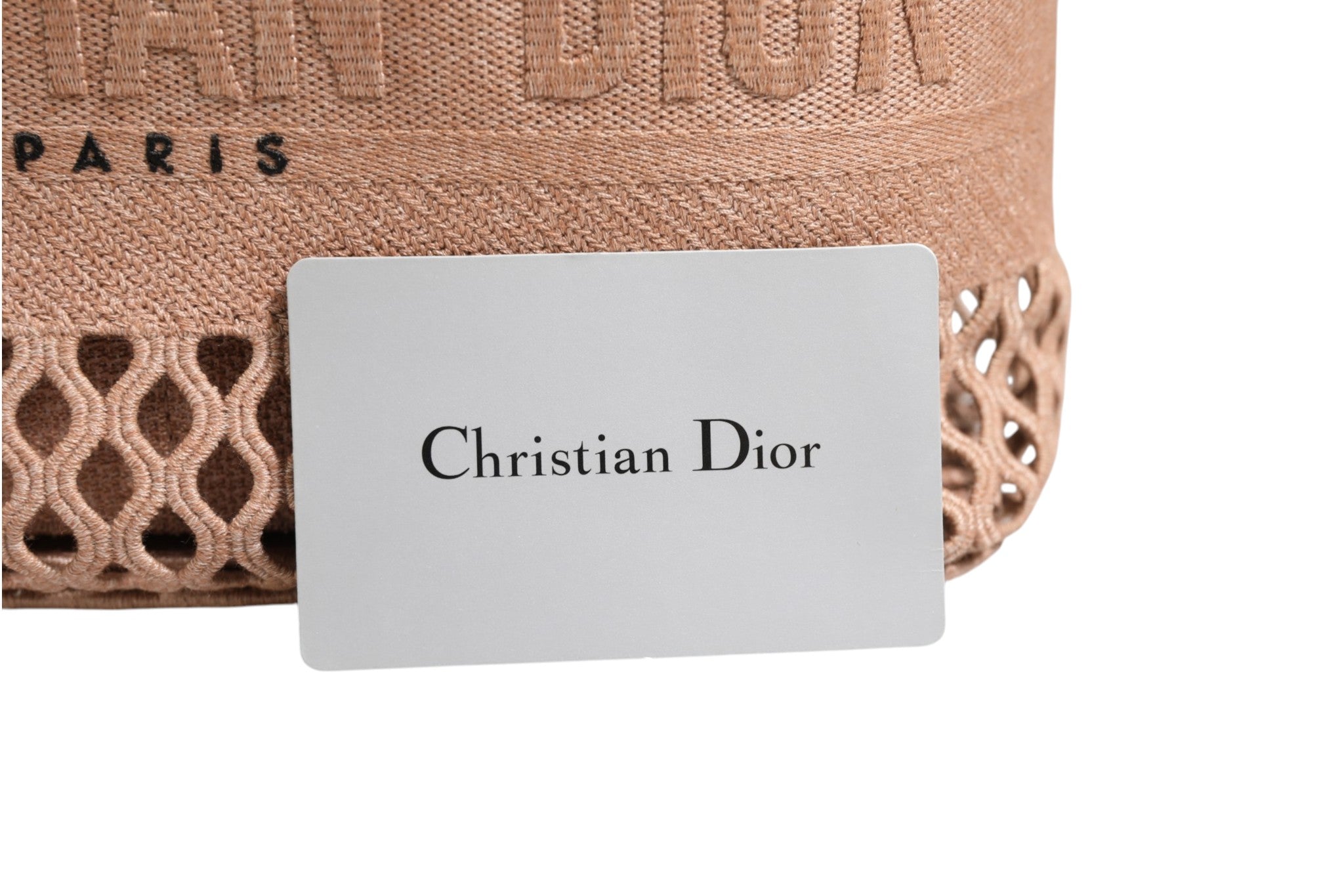 Étui de voyage Dior en mesh brodé de Christian Dior, élégant et compact, parfait pour ranger accessoires de beauté.