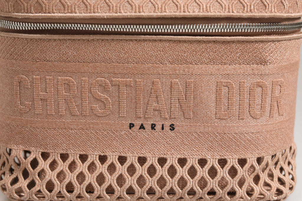 Étui de voyage Christian Dior en mesh brodé avec détails élégants et logo Dior, idéal pour accessoires de beauté.