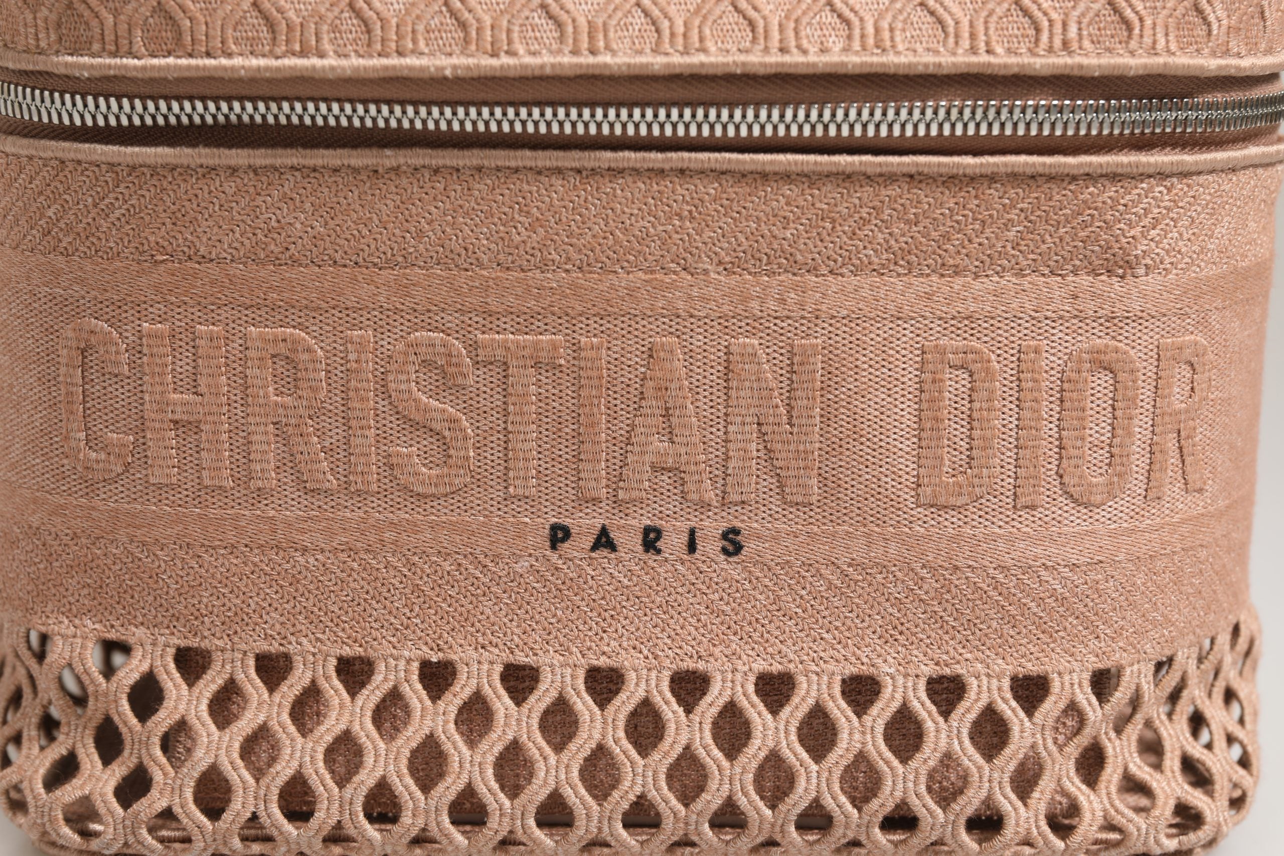 Étui de voyage Christian Dior en mesh brodé avec détails élégants et logo Dior, idéal pour accessoires de beauté.