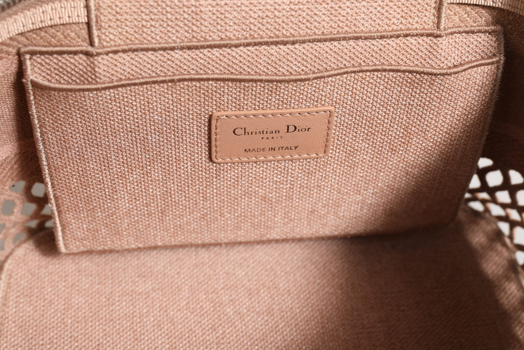 Étui de voyage Dior en mesh brodé Christian Dior, avec design élégant et détails sophistiqués pour un usage pratique.