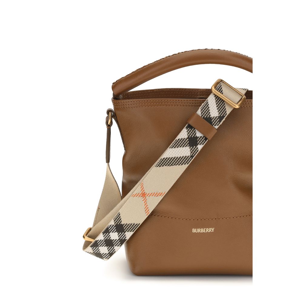 Sac à main Burberry Bos Taurus en cuir de veau marron, élégant et spacieux, avec détails en toile signature.