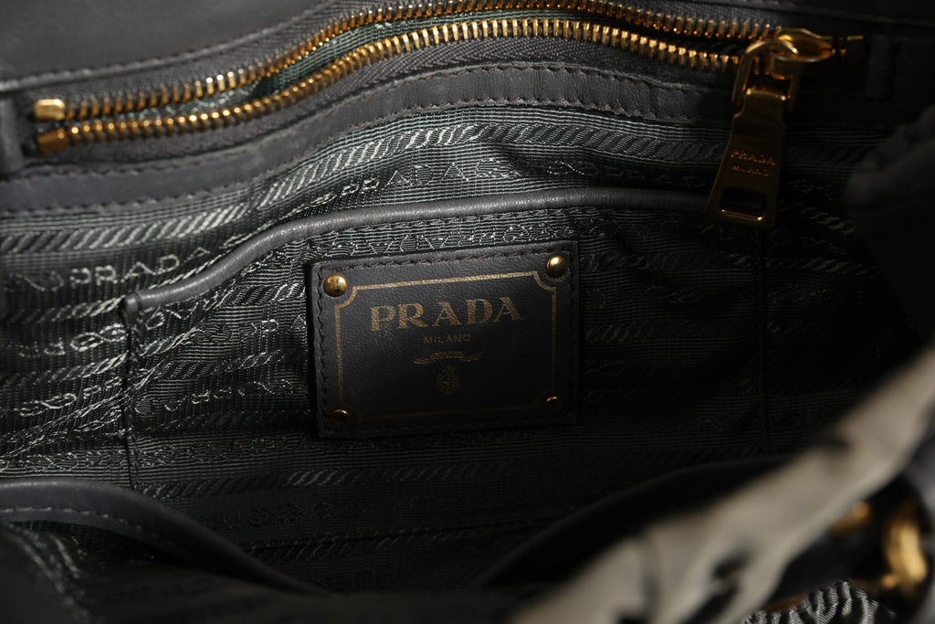 Sac Prada Tessuto Nylon Gaufre, sac à main en nylon tissé avec logo Prada, pour un style élégant et pratique.