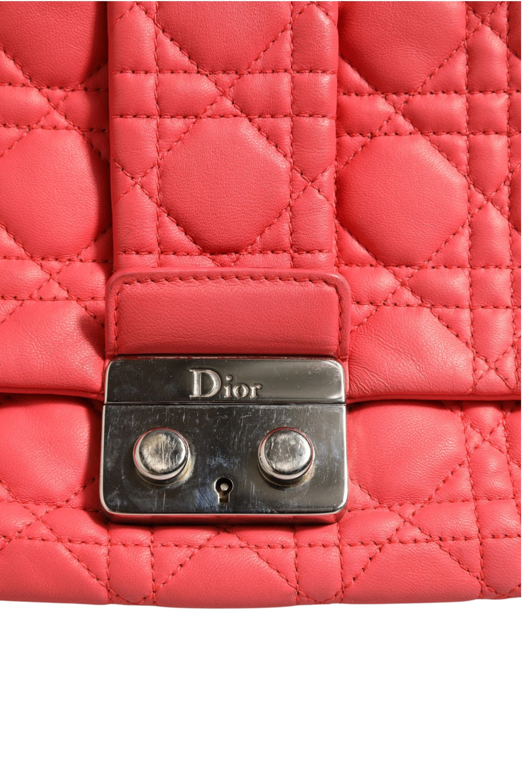 Sac à main Christian Dior Miss Dior en cuir avec motif cannage, élégant et sophistiqué, visible en image.