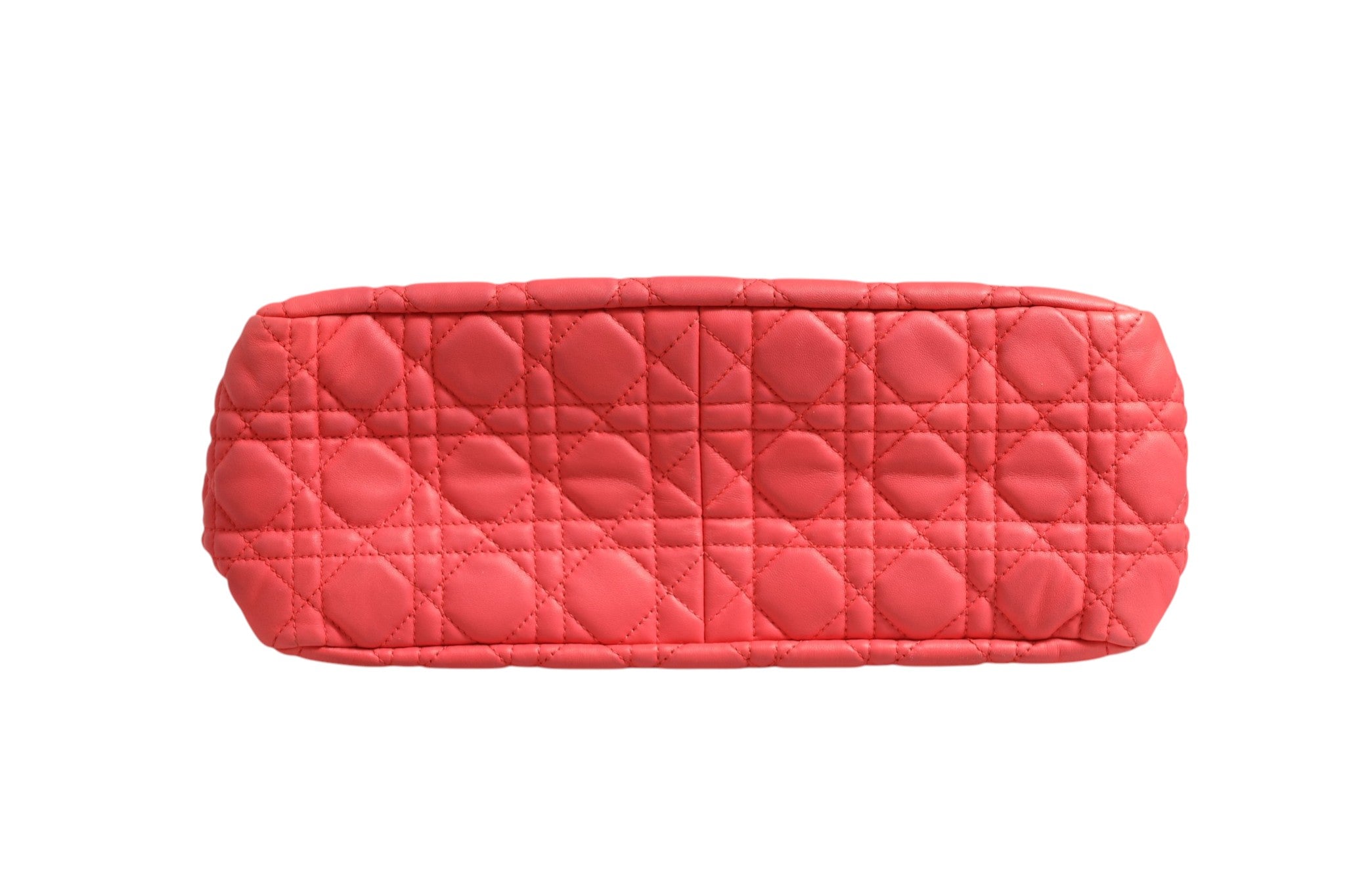 Sac à main Christian Dior Miss Dior en cuir cannage avec détails élégants et poignée en métal or.