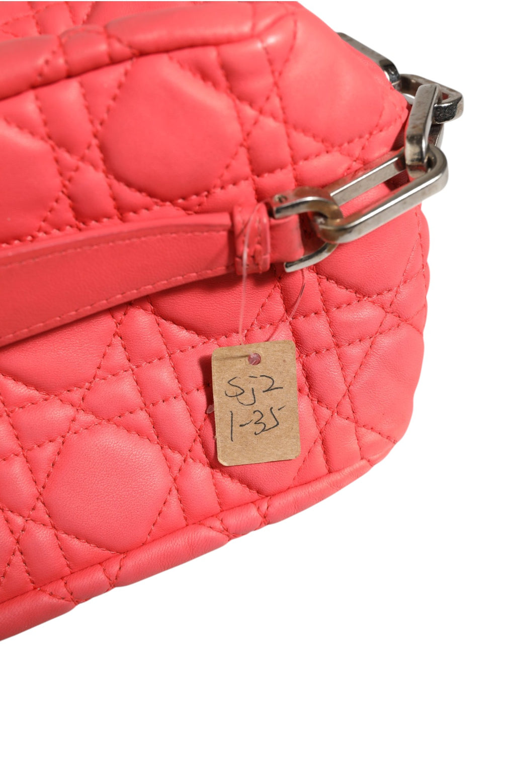 Sac à main Christian Dior Miss Dior en cuir cannage, avec bandoulière en chaîne et détails élégants, vue de face.
