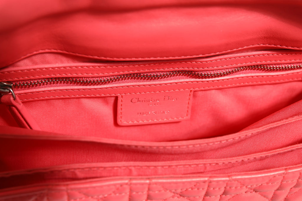 Sac à main Christian Dior Miss Dior en cuir avec motif cannage, élégant et sophistiqué, avec bandoulière et détails raffinés.