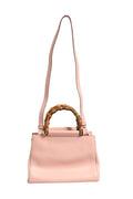 Sac à main Gucci Nymphaea en cuir de veau rose et blanc, petit modèle à poignée supérieure, élégant et sophistiqué.