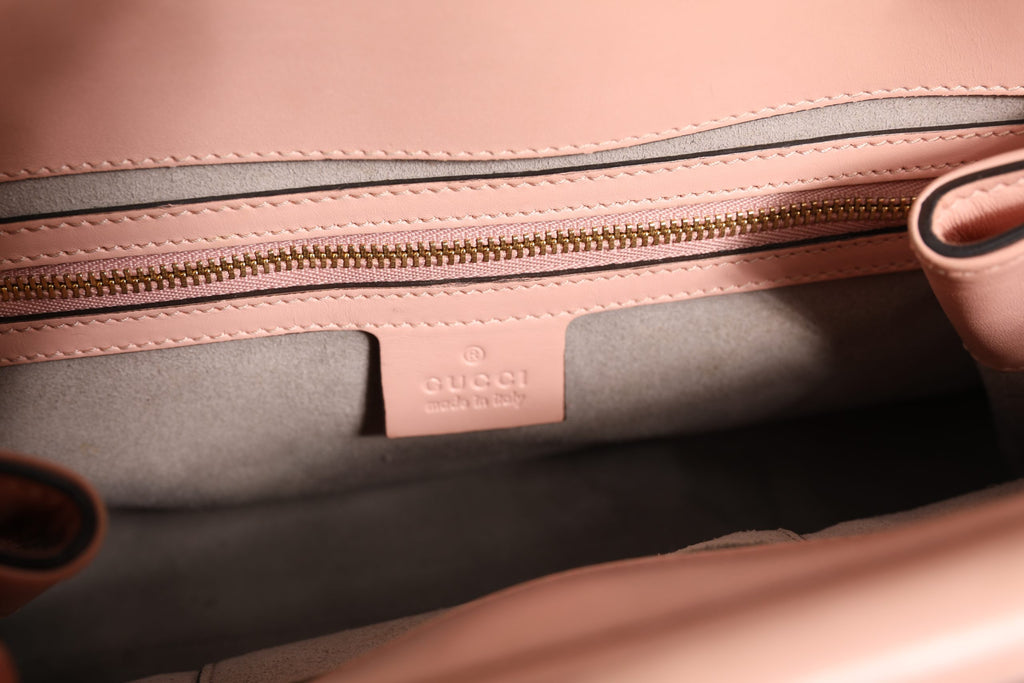 Sac à main Gucci Nymphaea en veau rose et blanc avec poignée en cuir, petit modèle élégant et raffiné.
