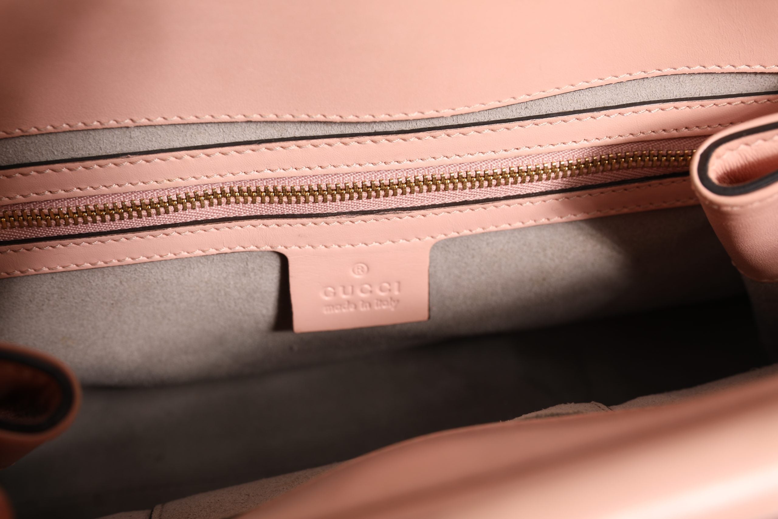 Sac à main Gucci Nymphaea en veau rose et blanc avec poignée en cuir, petit modèle élégant et raffiné.