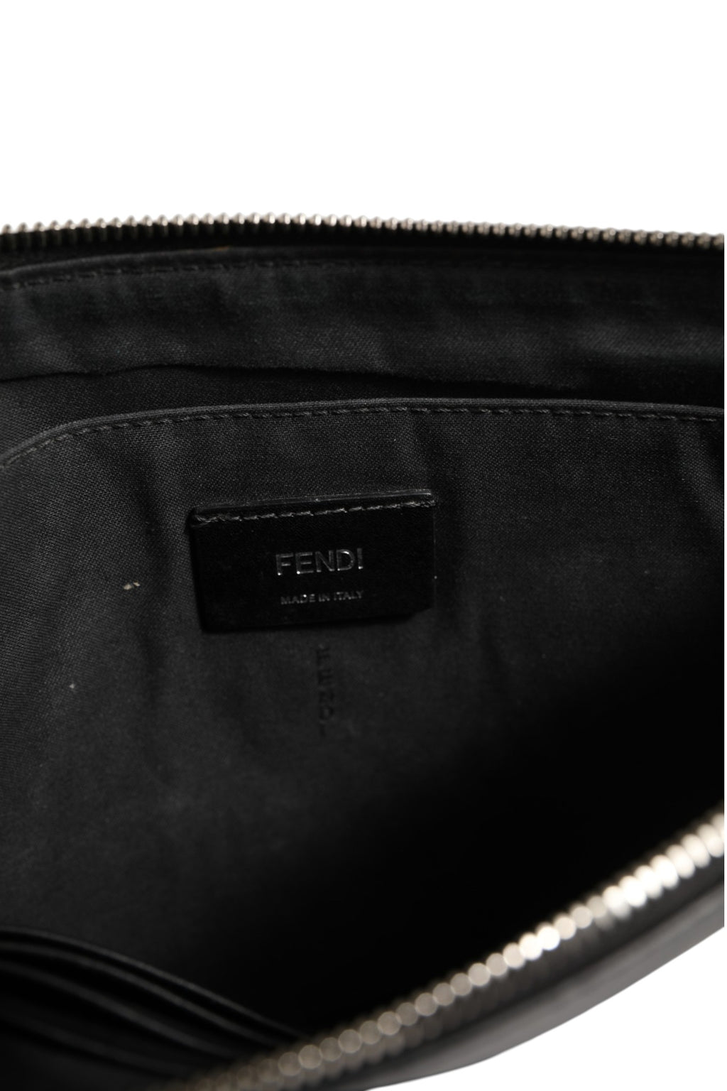 Sac clutch Fendi Monster Eyes avec détails d'yeux de monstre en cuir et design original, idéal pour accessoire tendance et chic.