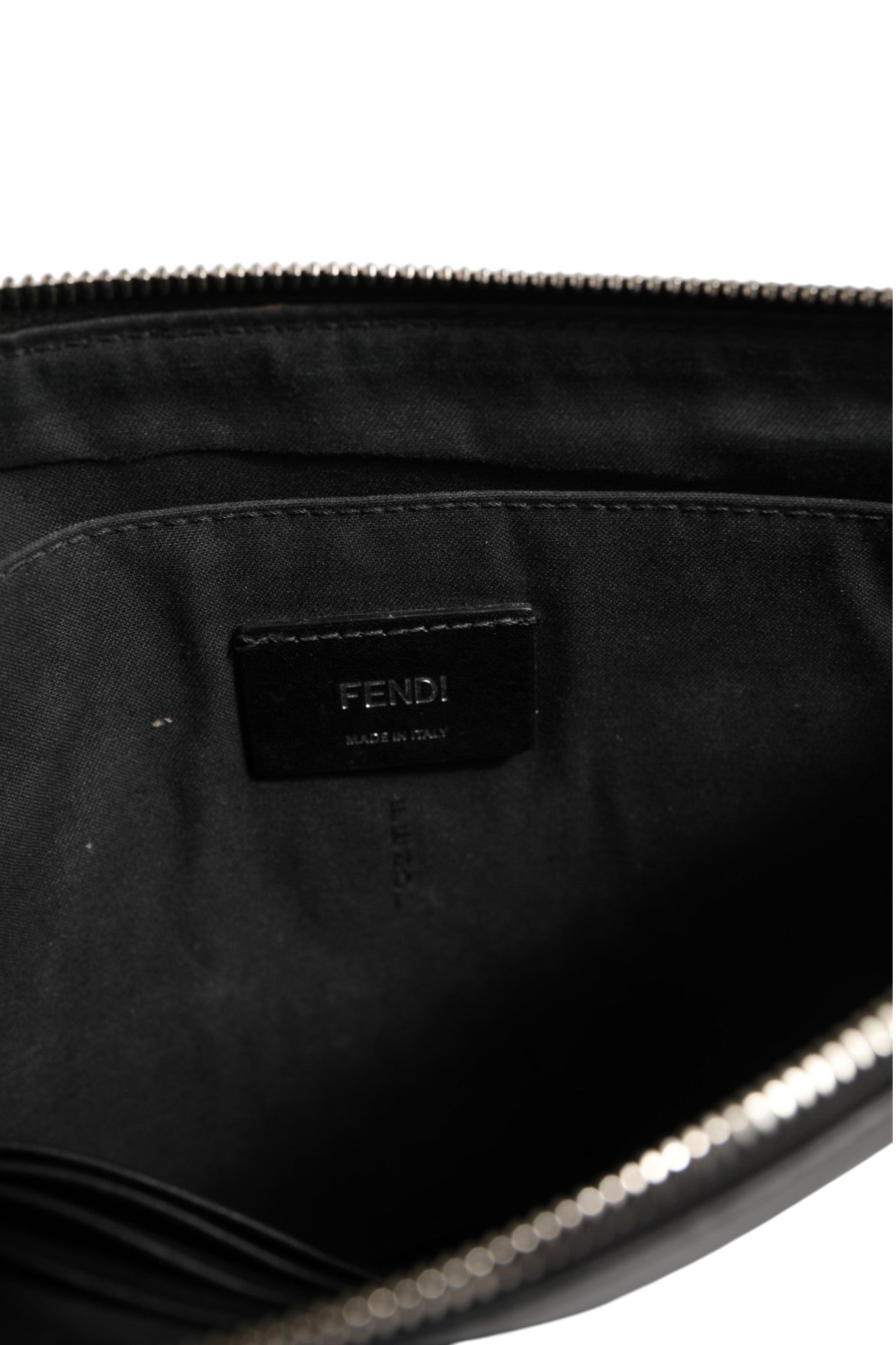 Sac clutch Fendi Monster Eyes avec détails d'yeux de monstre en cuir et design original, idéal pour accessoire tendance et chic.