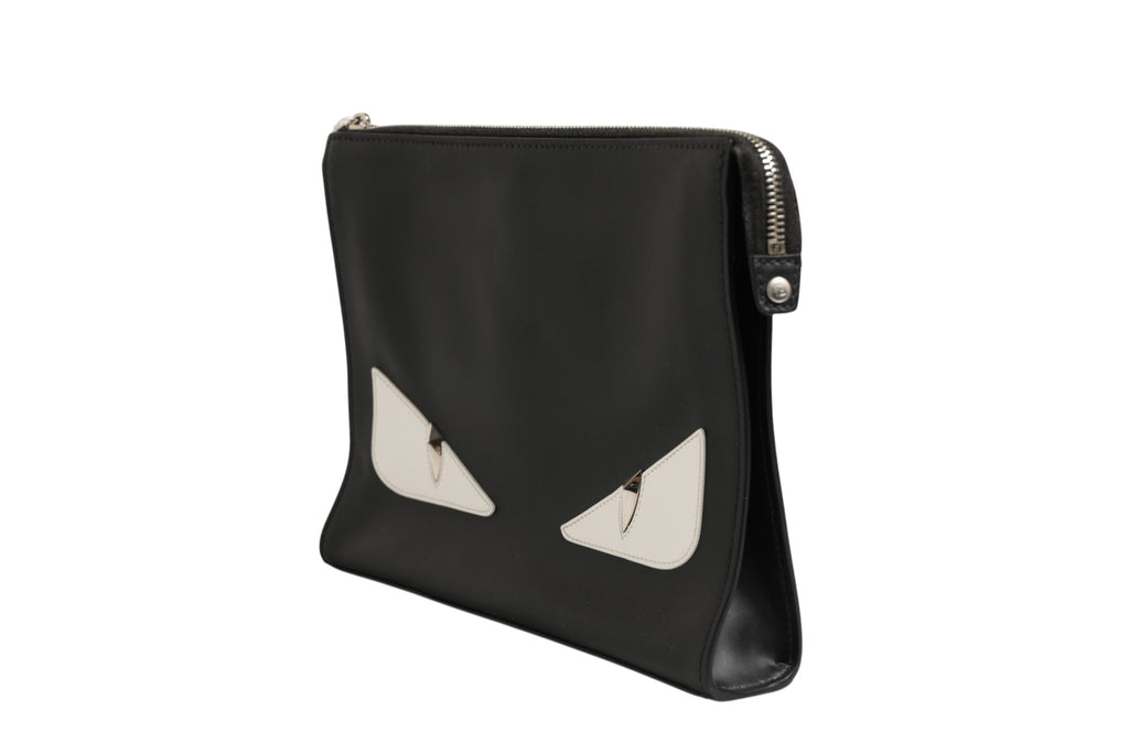 Sac clutch Fendi Monster Eyes avec détails de yeux de monstre, design élégant et tendance, en cuir noir avec accents colorés.