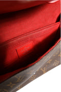 Sac à main Louis Vuitton Saint Michel Monogram Epi Coquelicot, sac en cuir avec bandoulière et détails en monogramme Louis Vuitton.