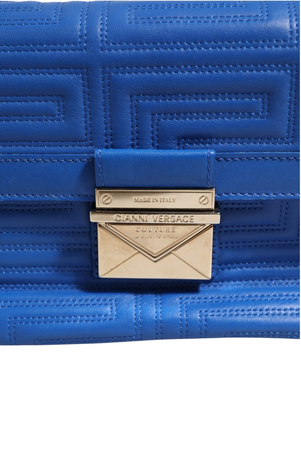 Sac à bandoulière en cuir matelassé Versace Couture, élégant et sophistiqué, avec détails en or et logo emblématique.