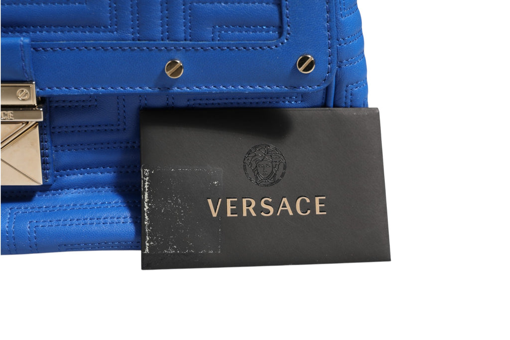 Sac à bandoulière en cuir matelassé Versace Couture, élégant et sophistiqué, avec détails de la marque.